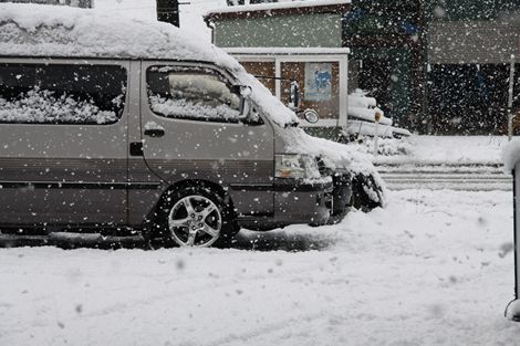 こんにちわ！！！今日は雪です。ハイエースはノーマルタイヤです。僕の好きな２ＷＤです。滑ります。でも運転技術があるのでビビりません。帰りは卍でも切って行きます！！！！ ちなみに、○○の店長はスタッドレス履きません！！！！アイスバーンはきっと卍ですね。 寒い時は、クリアーを温めてから使用しています。べつに冷たいままでも問題ないですが、ガンのセッティングやガンスピード＆距離がだいたい同じで塗装出来るので…[Posted at 11/12/16]